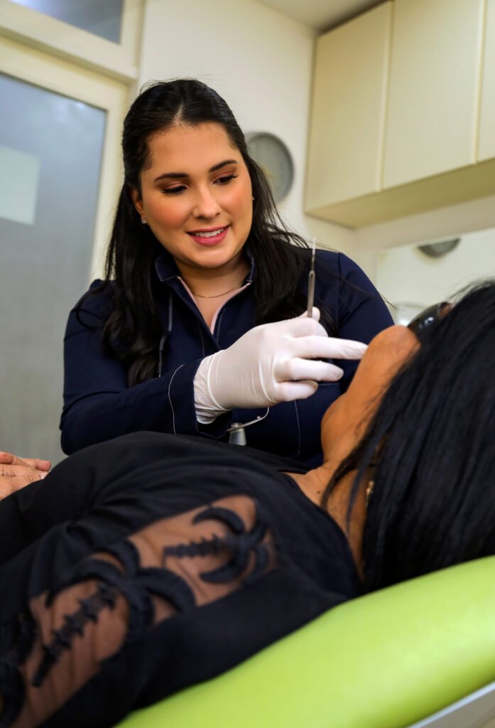 Dra. Gabriella Oliveira realizando atendimento odontológico em Ipanema